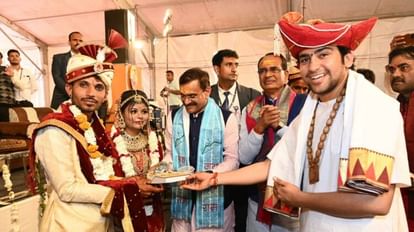 बागेश्वर धाम में मुख्यमंत्री और पंडित धीरेंद्र कृष्ण शास्त्री ने जोड़ों को आशीर्वाद दिया।