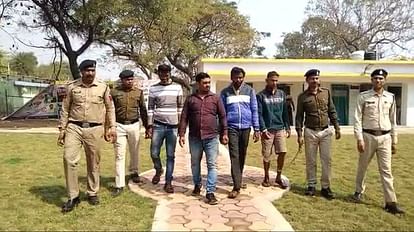 गोभी के नीचे शराब तस्करी: राजनांदगांव में पुलिस ने पीछा कर पकड़ा, 20 लाख की 180 पेटी शराब सहित दो पिकअप जब्त पुलिस गिरफ्त में आरोपी।