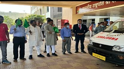 Jagdalpur News: मेकाज को मिले तीन नए शव वाहन, विधायक ने दिखाई हरी झंडी, पीड़ितों को निशुल्क पहुंचाएंगे घर मेकाज में वाहनों को हरी झंडी दिखाते चित्रकोट विधायक राजमन बेंजाम व अन्य।