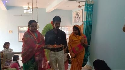 शबनम बन गई सनातनी: मुस्लिम महिला ने शिव मंदिर में की पूजा, अब कहलाएगी रानी गौर, कहा- भारत बनेगा हिंदू राष्ट्र पति के साथ शिव मंदिर में पूजन करती शबनम उर्फ रानी गौर।