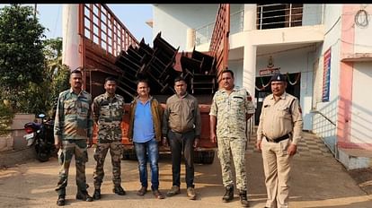 Jagdalpur: NMDC प्लांट से करते थे लोहे की चोरी, पुलिस ने दो कबाड़ियों से 10.4 टन माल किया बरामद, ठेकेदार फरार पुलिस की गिरफ्त में आरोपी कबाड़ी।