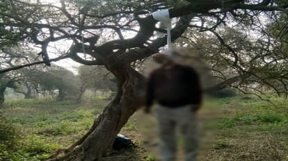 फंदे पर लटका व्यक्ति