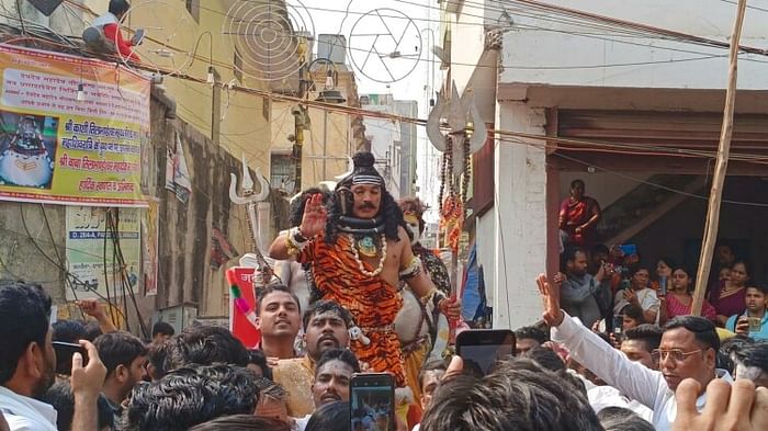 हर-हर महादेव के उद्घोष से शिव नगरी गूंज उठी।