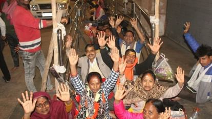 Mahashivratri LIVE update: काशी की महाशिवरात्रि, बाबा विश्वनाथ के धाम में रात से लगी भक्तों की लंबी कतार ज्ञानवापी स्थित गेट नंबर चार से लगी श्रद्धालुओं की कतार।