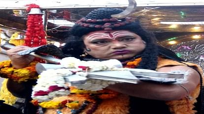 Mahashivratri 2023: शिव भक्ति में डूबे भक्त, हर ओर हर-हर महादेव की रहीं गूंज, रात 12 बजे से लगी कतारें महादेव के रूद्र रूप में युवक