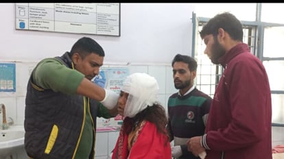 घायल छात्रा का उपचार करते चिकित्सक।
