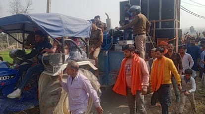 Mahashivratri: शोभायात्रा निकालने की अनुमति नहीं देने पर हंगामा, पुलिस सुरक्षा में किया कांवड़ियों ने जलाभिषेक शोभायात्रा निकालने को लेकर ग्रामीणों की पुलिस से घंटों हुई नोकझोंक
