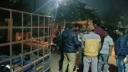 Chandauli accident: शादी समारोह से लौट रहे मामा-भांजे की सड़क हादसे में मौत, परिजनों में कोहराम शादी समारोह से लौट रहे मामा-भांजे की सड़क हादसे में मौत