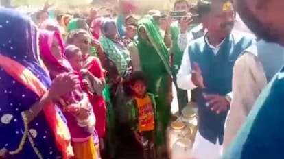 आकाश कोट इलाके में विधायक को घेरकर खड़ी आदिवासी महिलाएं