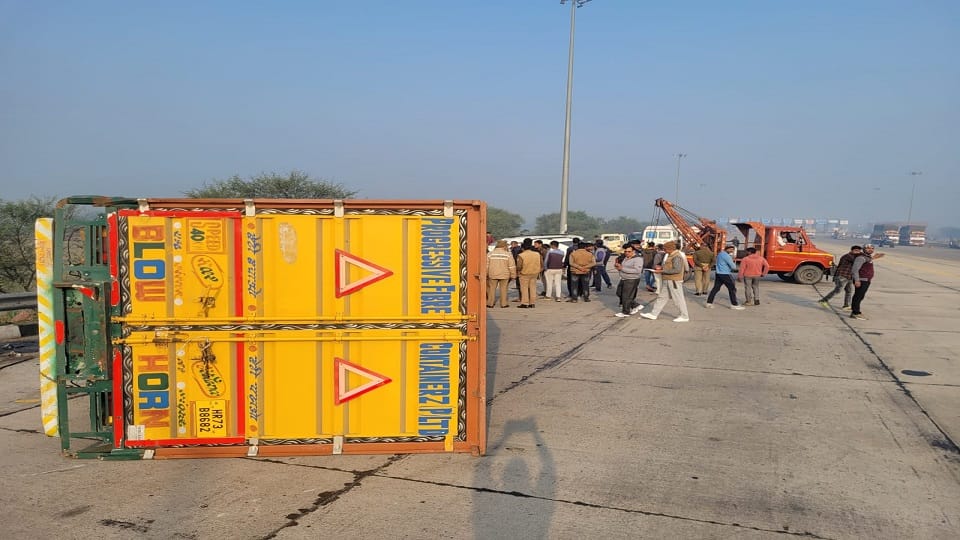 Agra lucknow expressway accident Owner of Singhal Steels and one other death