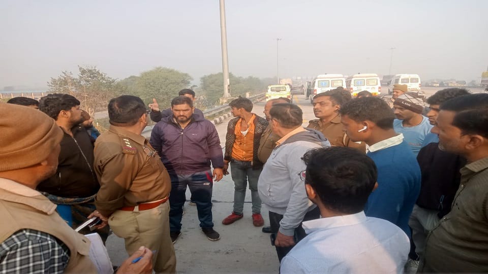 Agra lucknow expressway accident Owner of Singhal Steels and one other death