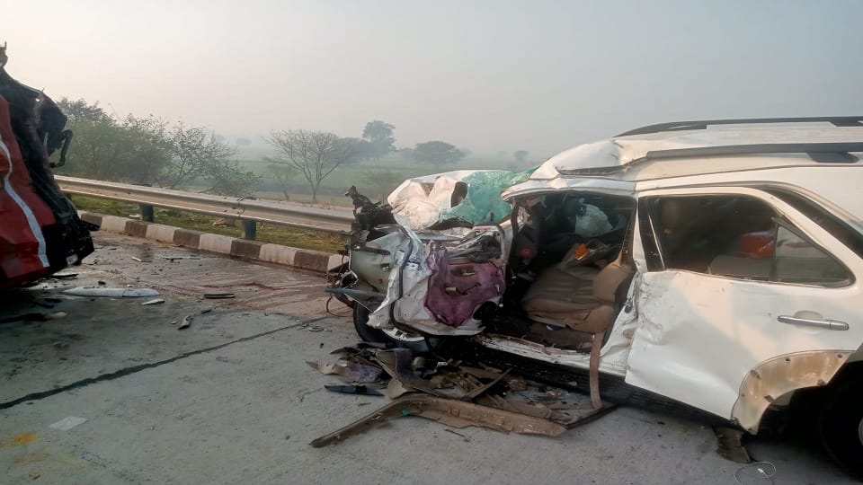 Agra Lucknow Expressway Accident Death of iron and steel trader going to Bageshwar Dham