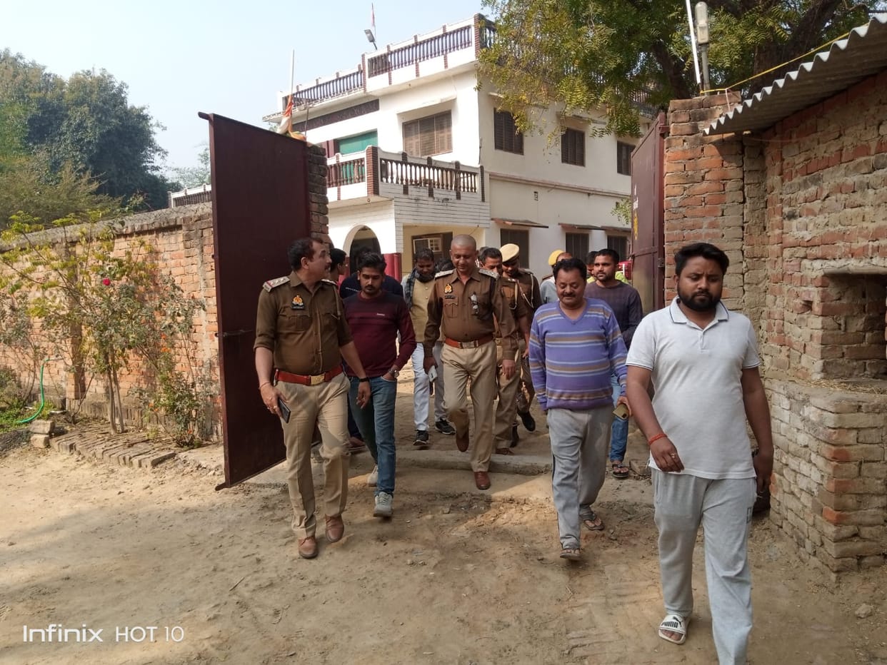 Azamgarh crime: Thieves looted lakhs of cash and jewelry from three houses, theft in film style