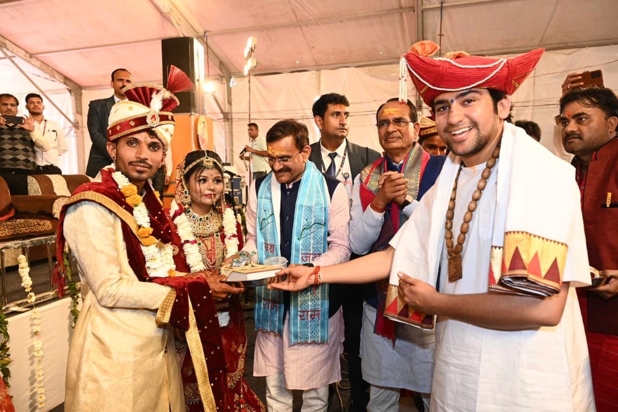 Bageshwar Dham: 121 couples took seven rounds, Chief Minister also blessed, Shastri said - We are from Bajrang