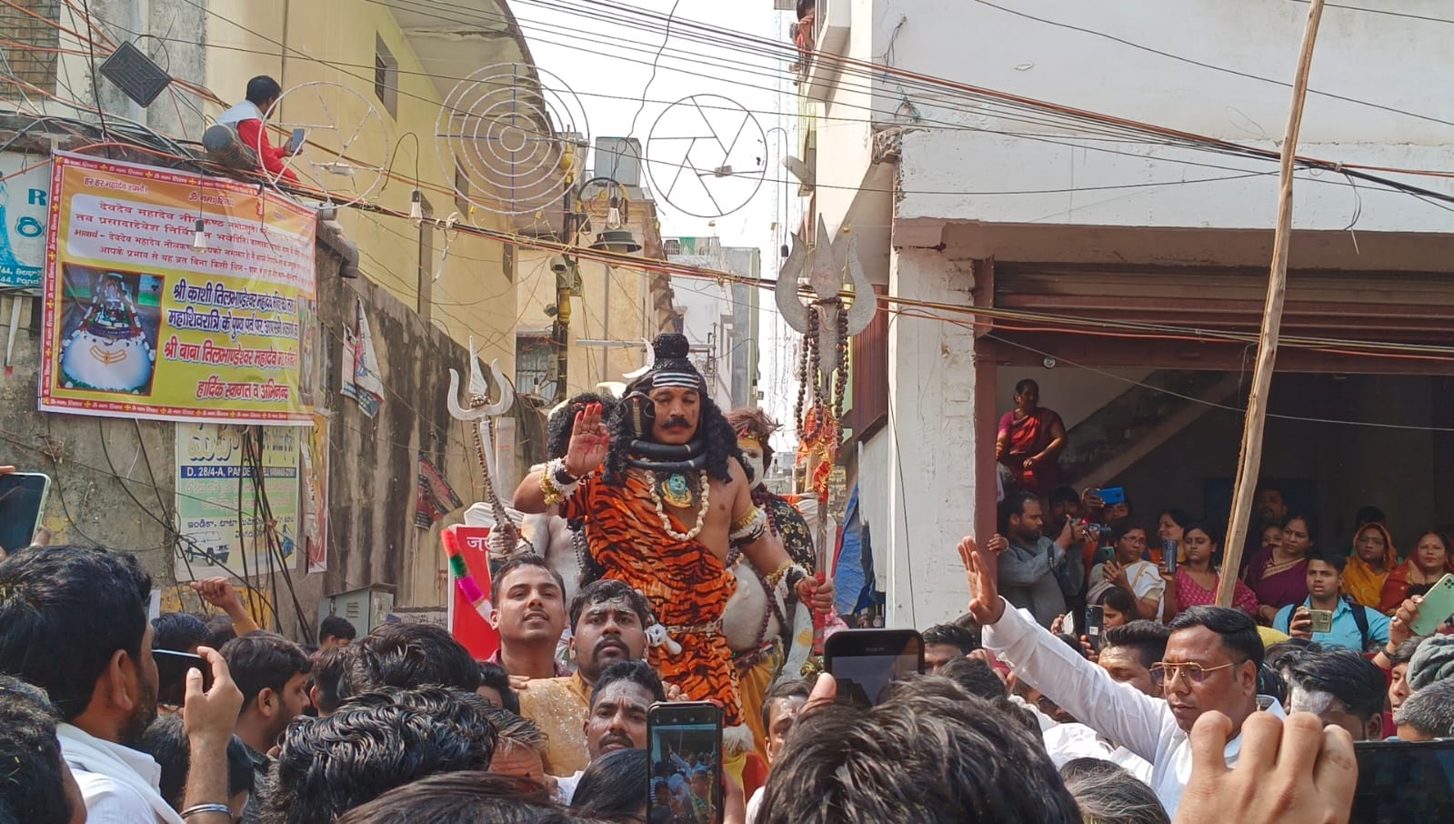 Crowd of devotees flew in Kashi Vishwanath on Mahashivratri line up to four kilometers