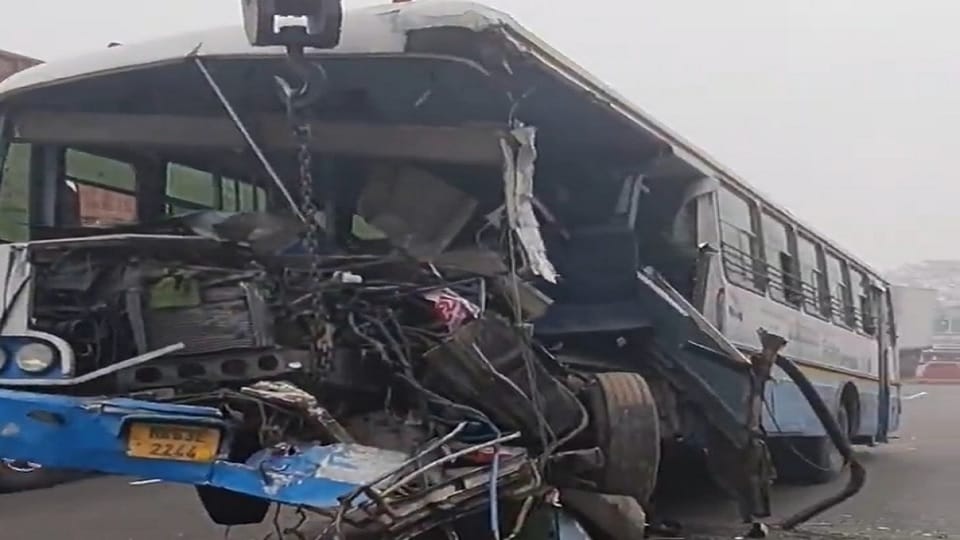 collision between truck and roadways bus in Karnal, seven people injured