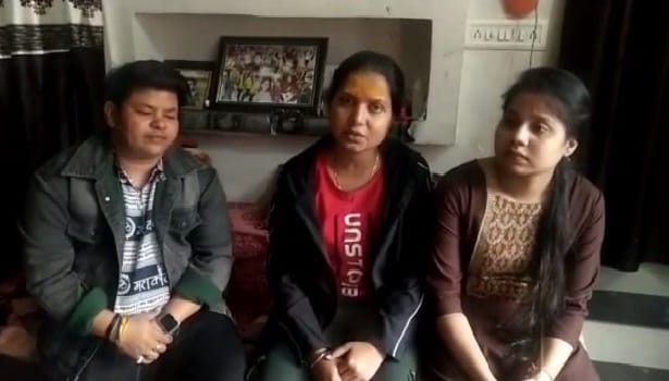 On not getting darshan in Kanpur, the girl accused the inspector of extortion