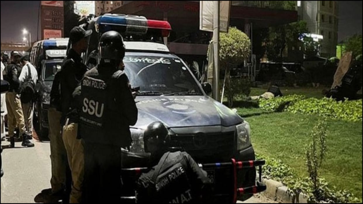 Attack in Karachi terrorists enter police headquarters action of Pak Rangers continues UPDATES IN HINDI