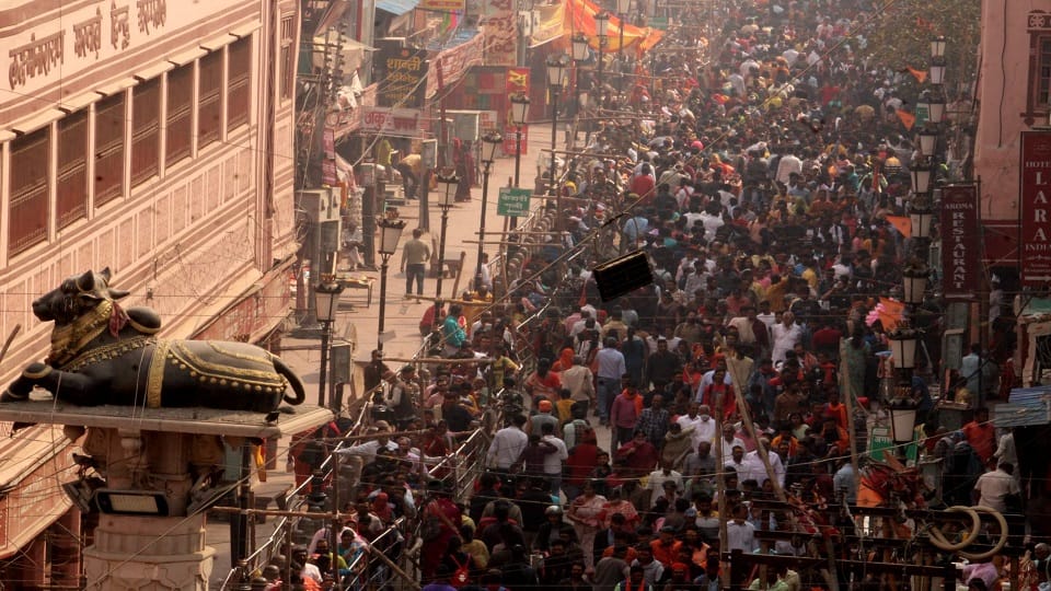 Crowd of devotees flew in Kashi Vishwanath on Mahashivratri line up to four kilometers