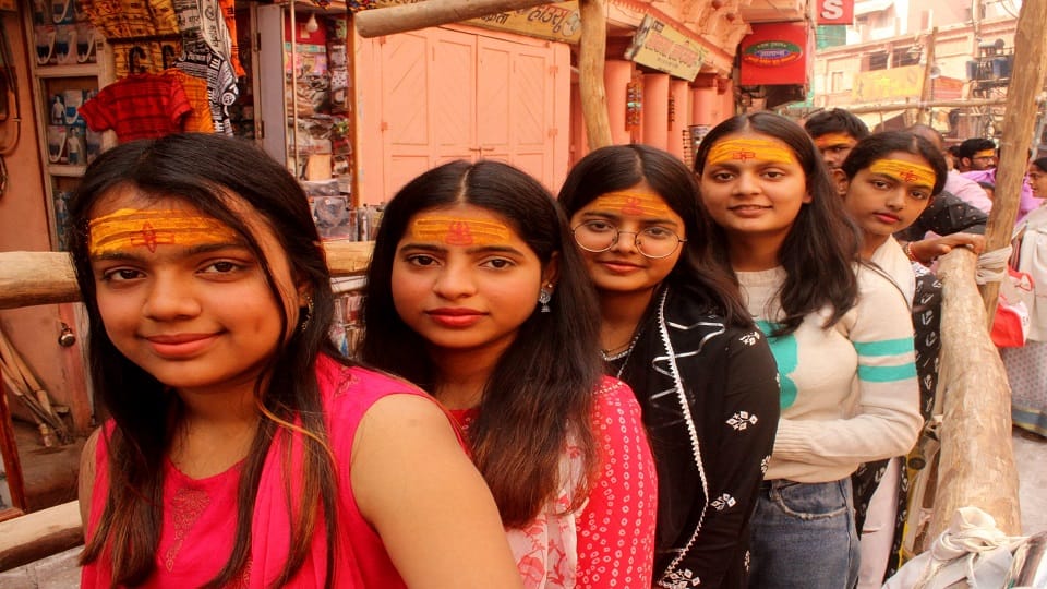 Crowd of devotees flew in Kashi Vishwanath on Mahashivratri line up to four kilometers
