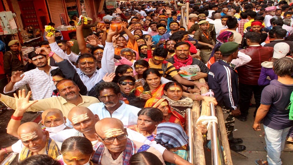 Crowd of devotees flew in Kashi Vishwanath on Mahashivratri line up to four kilometers