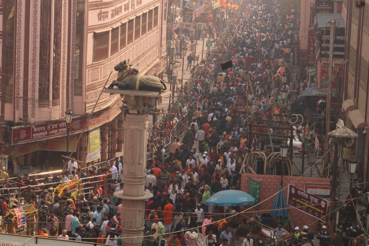 Bam-Bam in Kashi, not thousands..lakhs crowd, 4 km long lines in Vishwanath