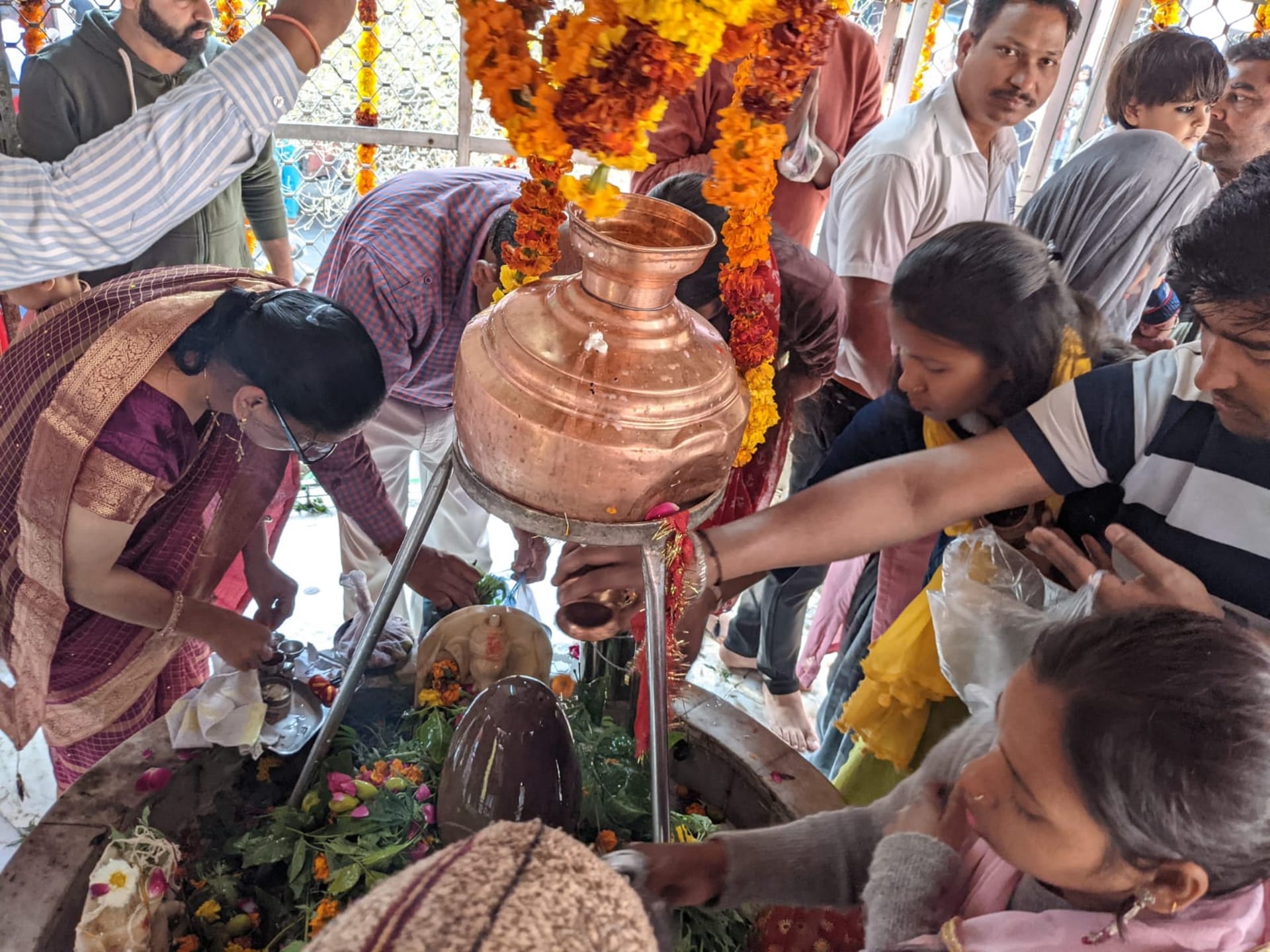 Mahashivratri 2023 devotees Crowds gathered for Jalabhishek in temples Watch Photos