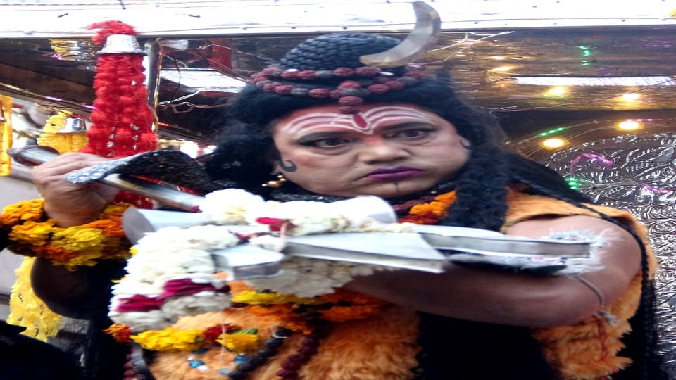 Devotees immersed in Shiva devotion Har Har Mahadev echoed everywhere