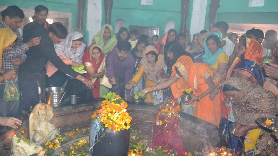 Shiv devotees performed Jalabhishek in the pagodas of Hathras