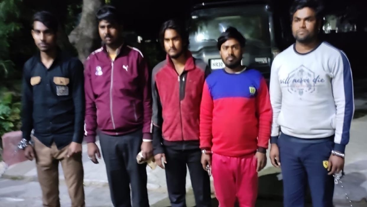 Police and STF team caught five members of robbery gang