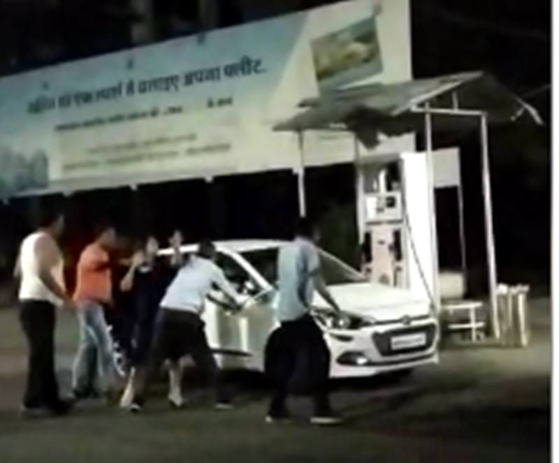 The petrol pump workers beat up the doctor when he objected to filling less petrol