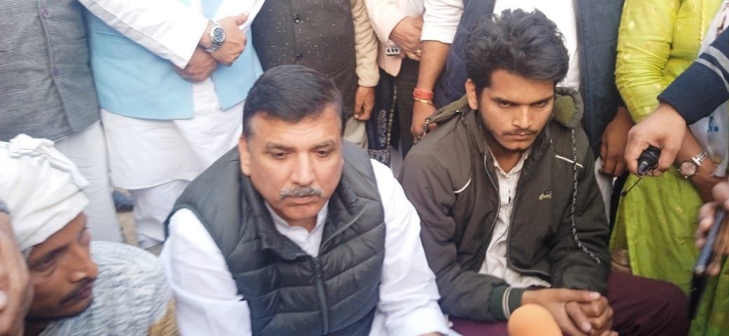 Kanpur Dehat: AAP MP Sanjay Singh reached Madauli, said - Yogi's bulldozer is running for destruction, not for development