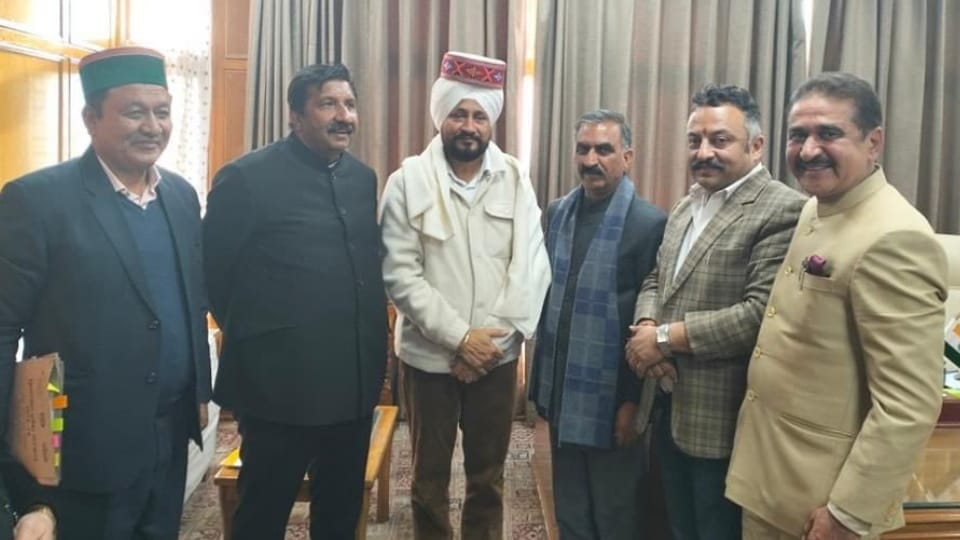 Dispute erupted after former cm charanjit channi wear Himachali cap over turban