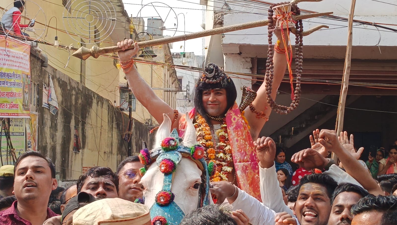 Crowd of devotees flew in Kashi Vishwanath on Mahashivratri line up to four kilometers