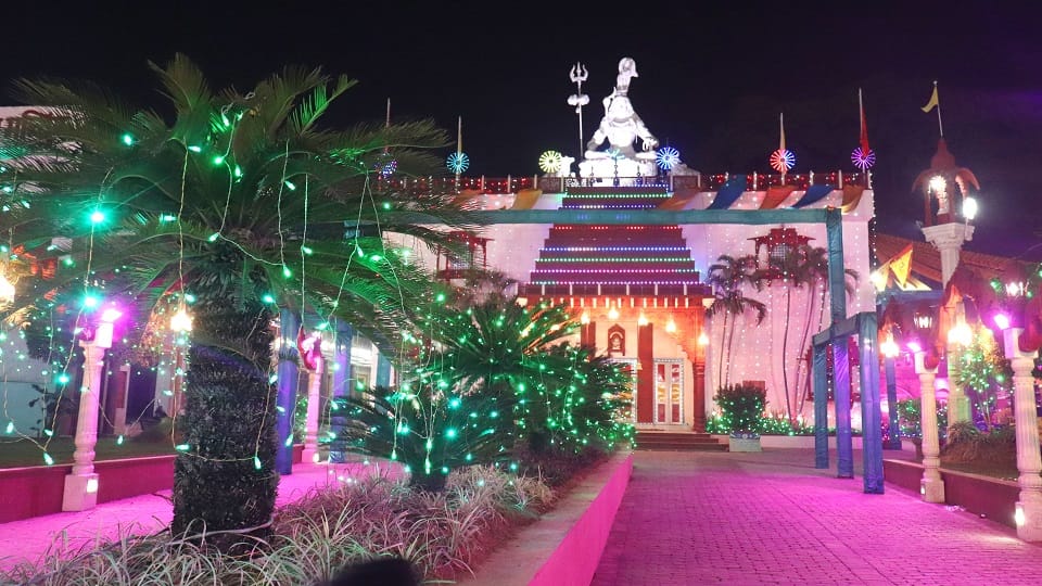 Crowd of devotees gathered to perform Jalabhishek of Lord Shiva on Mahashivratri 2023 in Bareilly