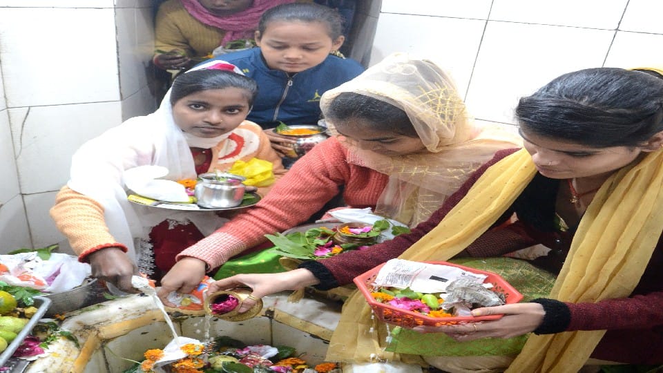 Crowd of devotees gathered to perform Jalabhishek of Lord Shiva on Mahashivratri 2023 in Bareilly