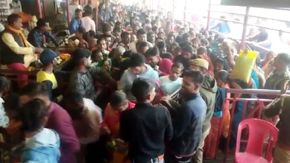 devotees gathered to perform Jalabhishek of lord Shiva on Mahashivaratri in Gola Gokarnath