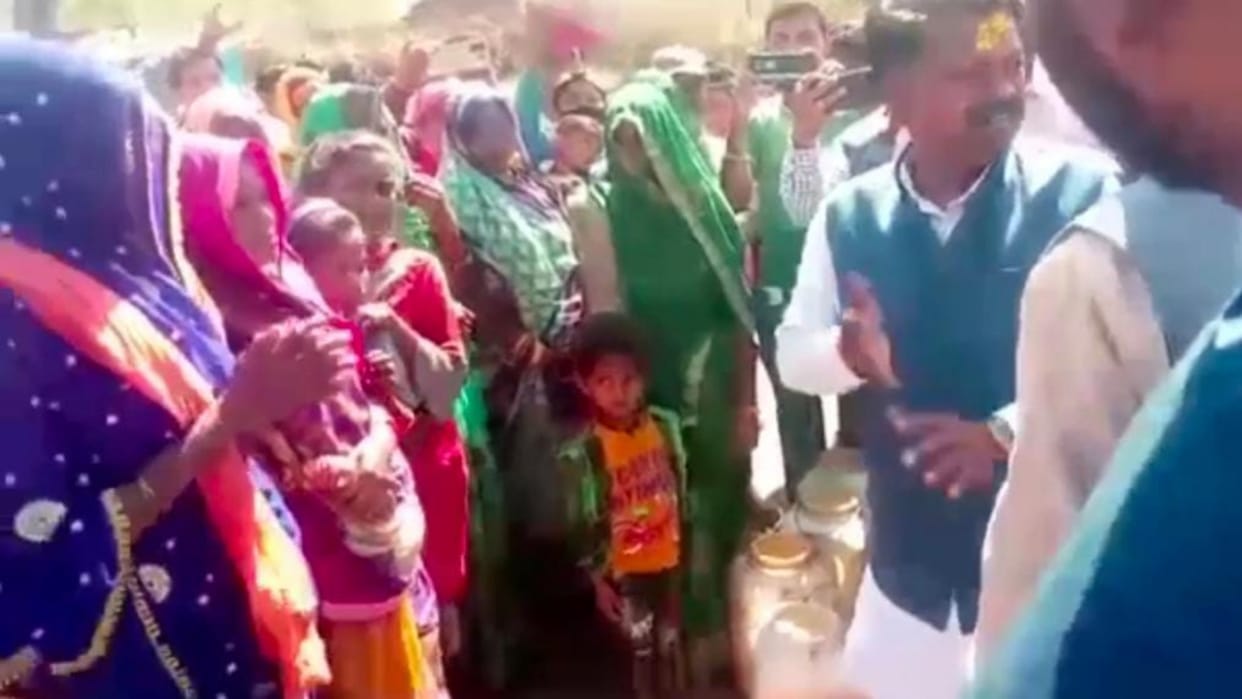 angry tribal women protest against MLA Shiv Narayan Singh regarding water problem during Vikas Yatra in Umaria