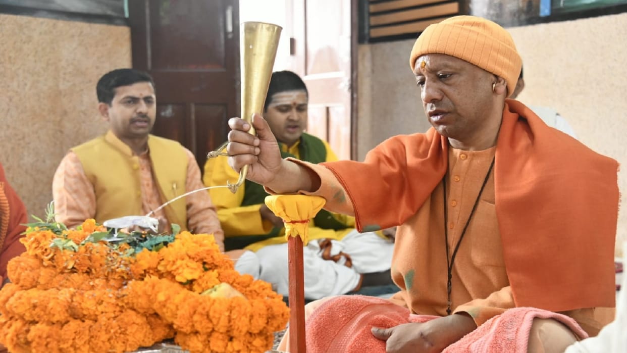 Mahashivratri 2023 Chief Minister Yogi Adityanath performed Rudrabhishek at Gorakhnath temple