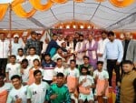 नगर के वीर लोरिक स्पोर्ट्स स्टेडियम में चल रहे स्व. गौरी भईया राज्य आमंत्रण फुटबाल प्रतियोगिता क?
