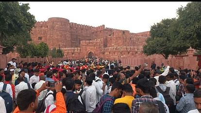 आगरा किले में प्रवेश को लेकर हंगामा