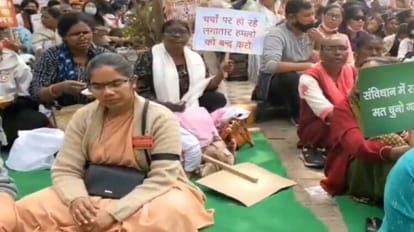 जंतर-मंतर: चर्चों पर हमलों के विरोध में जुटे ईसाई, बोले- समुदाय के लोगों के खिलाफ हो रहा अत्याचार चर्चों पर हमलों के विरोध में जंतर-मंतर पर जुटे ईसाई
