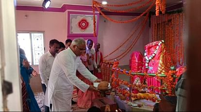 कलार मेले में पहुंचे CM भूपेश: मां बहादुर कालारीन का किया पूजन, कहा- केंद्र अनुमति दे तो एक-एक धान खरीद लें बालोद के मां बहादुर कलारिन मंदिर में पूजन करते मुख्यमंत्री भूपे