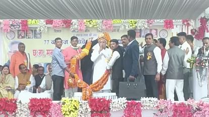 माता कौशल्या का जन्मोत्सव मनाएगी सरकार: CM भूपेश की घोषणा, अर्जुनी को बैंक, आत्मानंद स्कूल सहित लाखों की सौगात मुख्यमंत्री का स्वागत करते समाज के लोग।