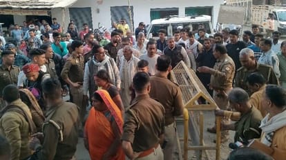 Ghazipur: निजी अस्पताल में प्रसूता और नवजात की मौत, ऑपरेशन से हुई थी डिलीवरी, ग्रामीणों ने लगाया जाम ग्रामीणों के प्रदर्शन के कारण लगा जाम