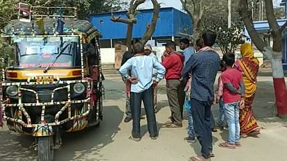 Bihar : नालंदा में तेज रफ्तार स्कॉर्पियो ने मासूम को कुचला ; अंतिम यात्रा में शामिल होने गई थी, उठी अर्थी नालंदा में हादसे में मृत बच्ची की लाश के साथ अस्पताल में परिजन।