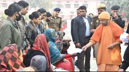 Janta Darbar: गोरखपुर में सीएम योगी ने सुनी फरियाद, बोले- थाने पर ही क्यों नहीं निपटाएं जा रहे मामले जनता दरबार में समस्याएं सुनते सीएम योगी