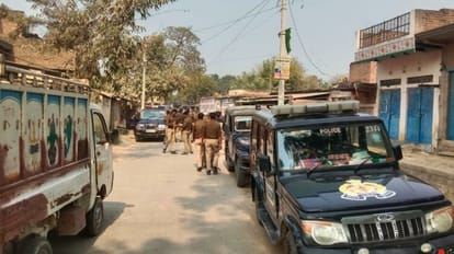 Jaunpur: विवाद सुलझाने पहुंची पुलिस पर ही हो गया ईंट-पत्थर से हमला, भागकर बचाई जान, कई लोग हिरासत में कर्तिहा गांव पहुंची पुलिस