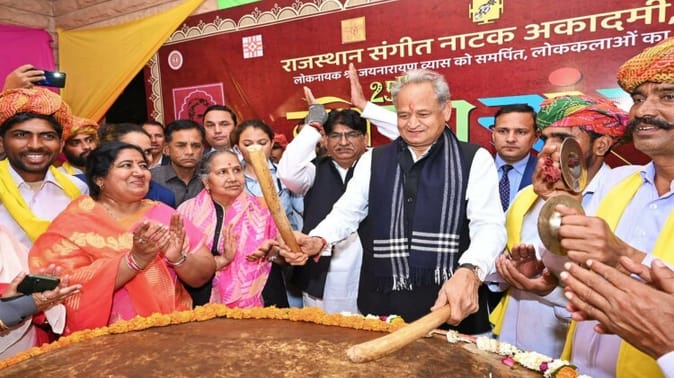 Jodhpur: 25वें राष्ट्रीय लोकानुरंजन मेले की शुरुआत, CM गहलोत ने नगाड़े पर थाप लगाकर किया शुभारंभ,देखें तस्वीरें
