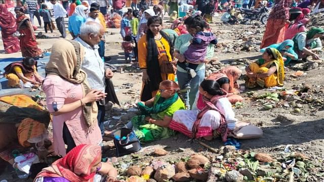 Sehore: कथा सुनने आए लोगों की मुसीबत- 150 में पानी की बॉटल, खेतों में टॉयलेट जाने के लिए जा रहे 20 रुपये कुबेरेश्वर धाम में जिसे जहां जगह मिल रही, वहां बैठकर कथा सुन रहा है।